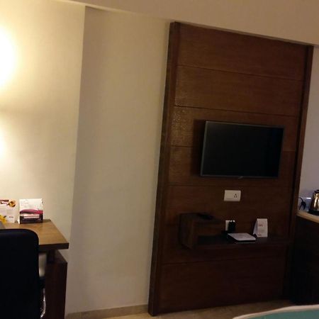Pride Biznotel Vadodara Exterior photo
