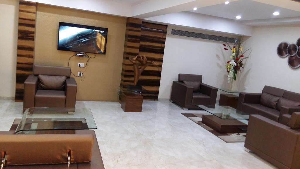 Pride Biznotel Vadodara Exterior photo