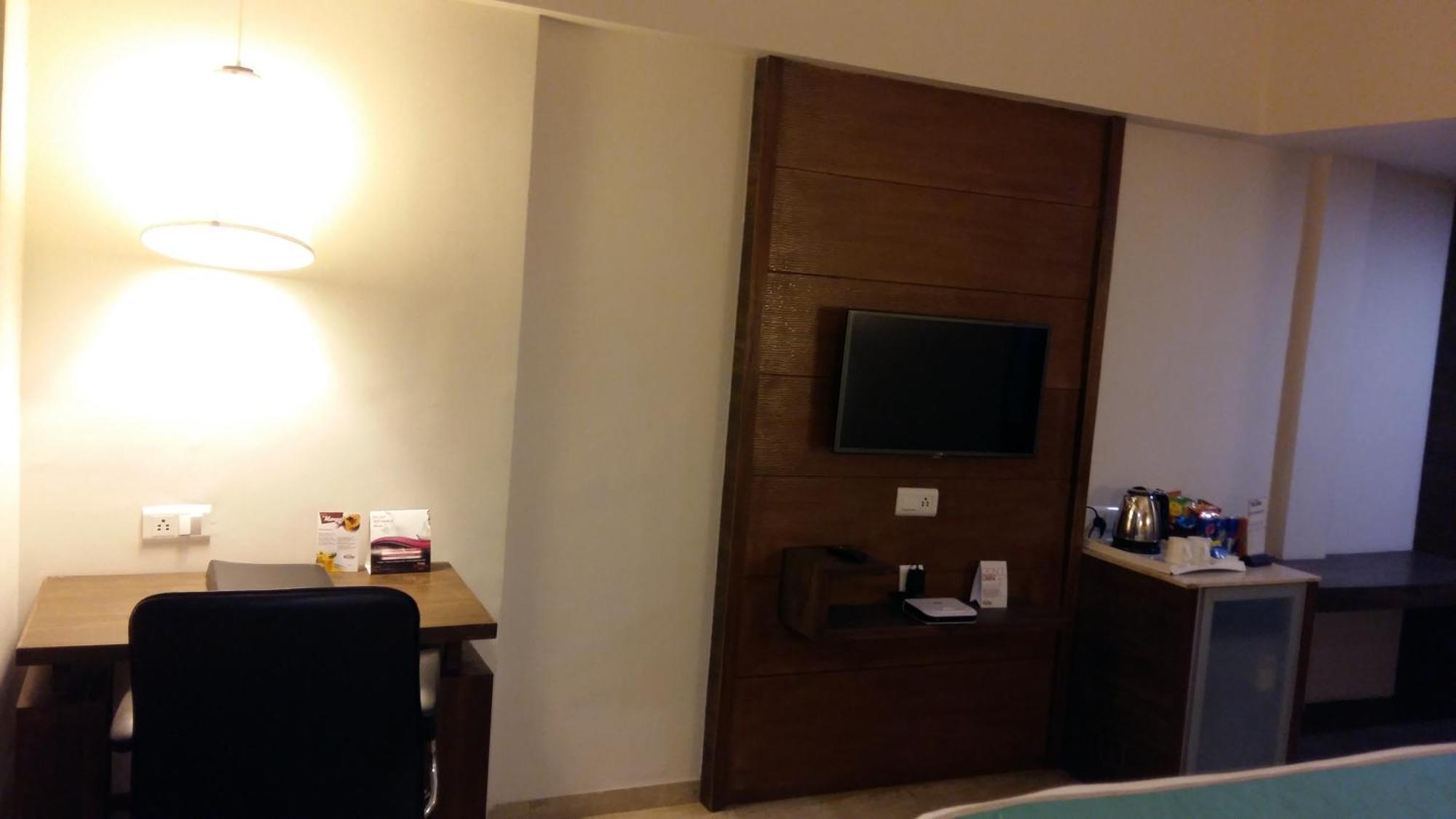 Pride Biznotel Vadodara Exterior photo