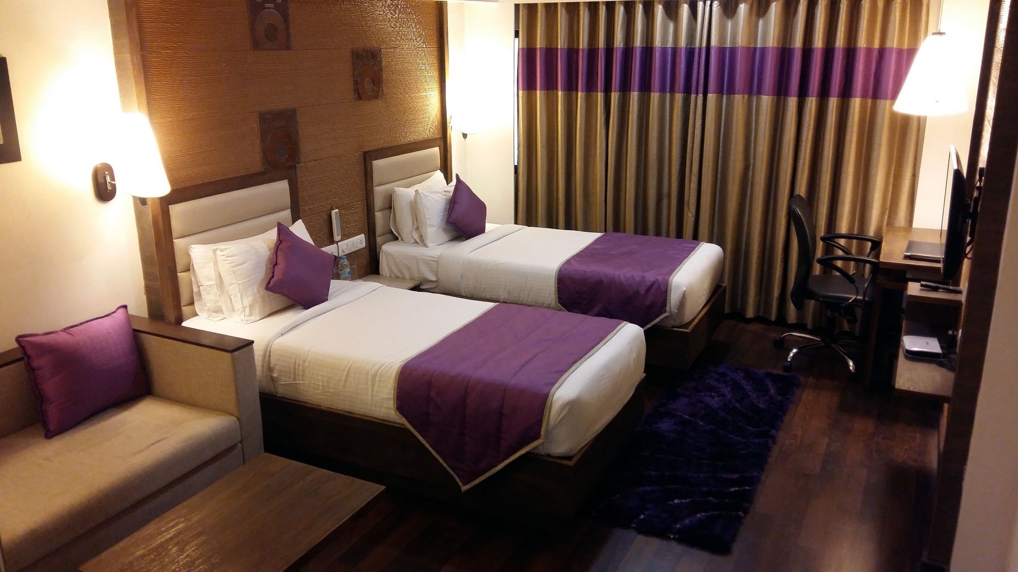 Pride Biznotel Vadodara Exterior photo