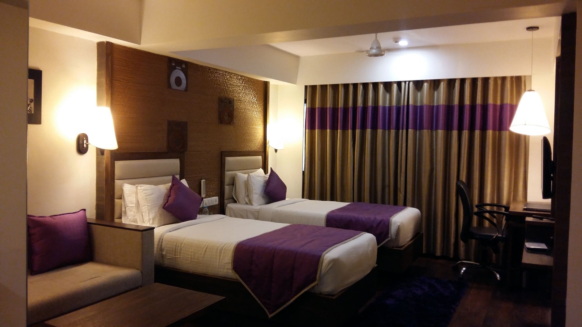 Pride Biznotel Vadodara Exterior photo