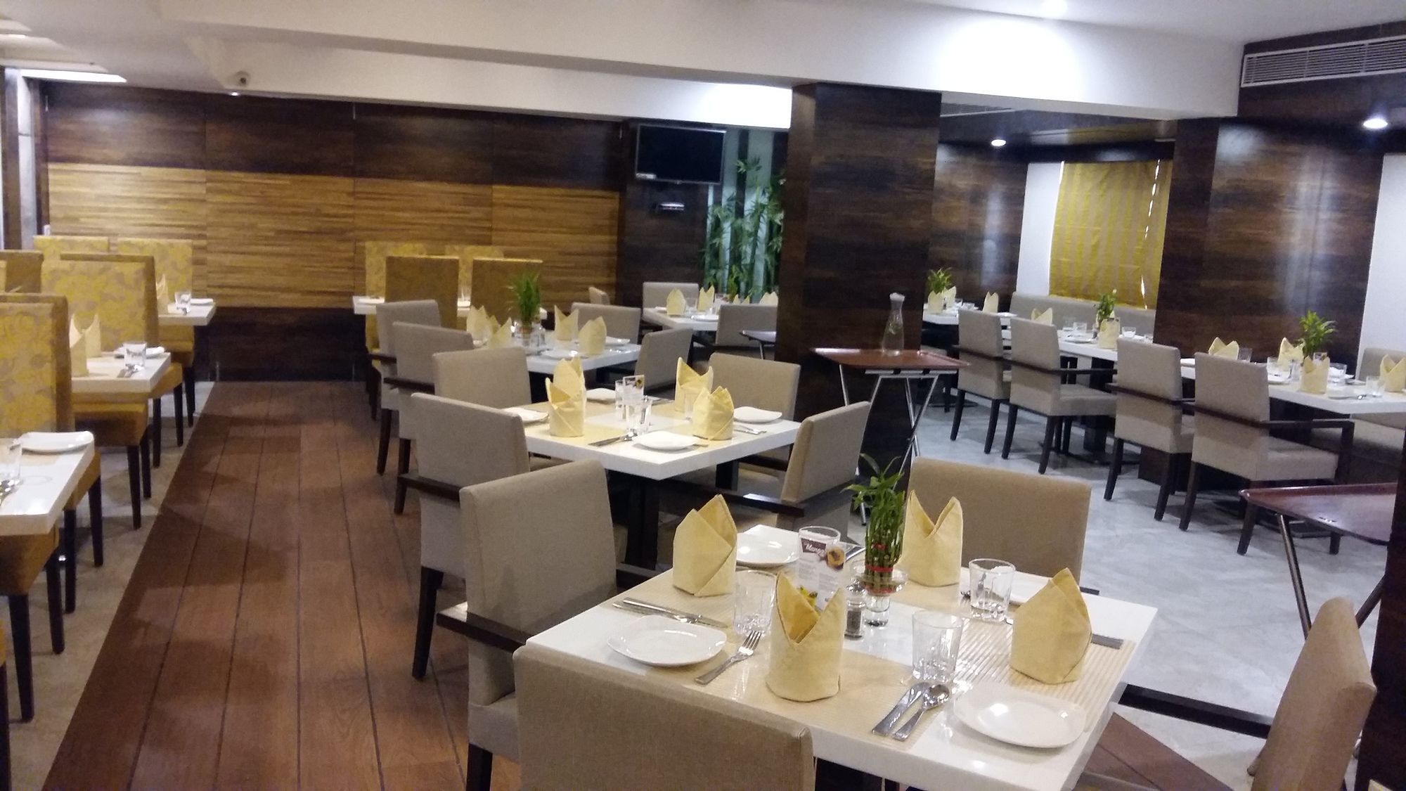 Pride Biznotel Vadodara Exterior photo