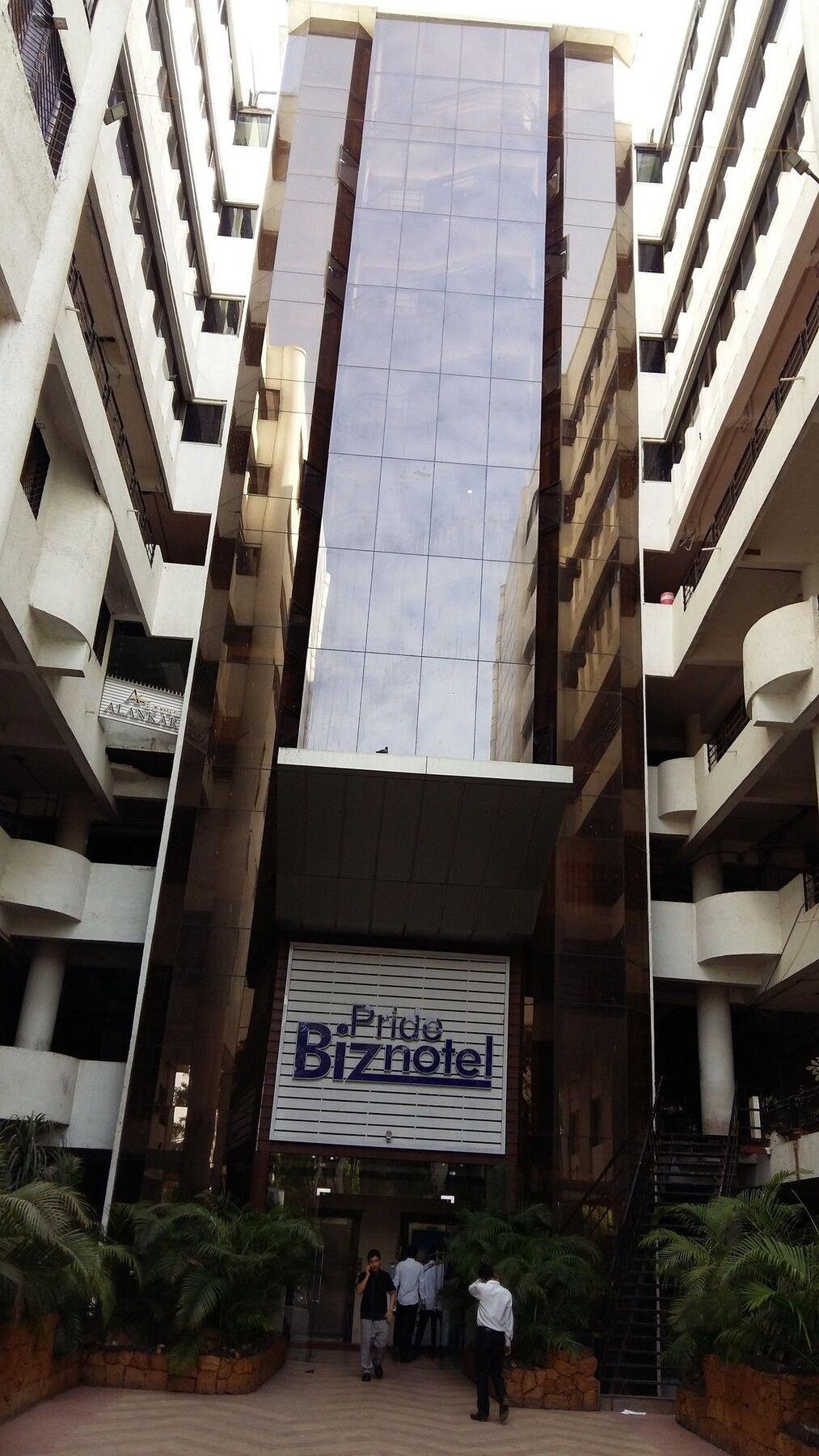 Pride Biznotel Vadodara Exterior photo