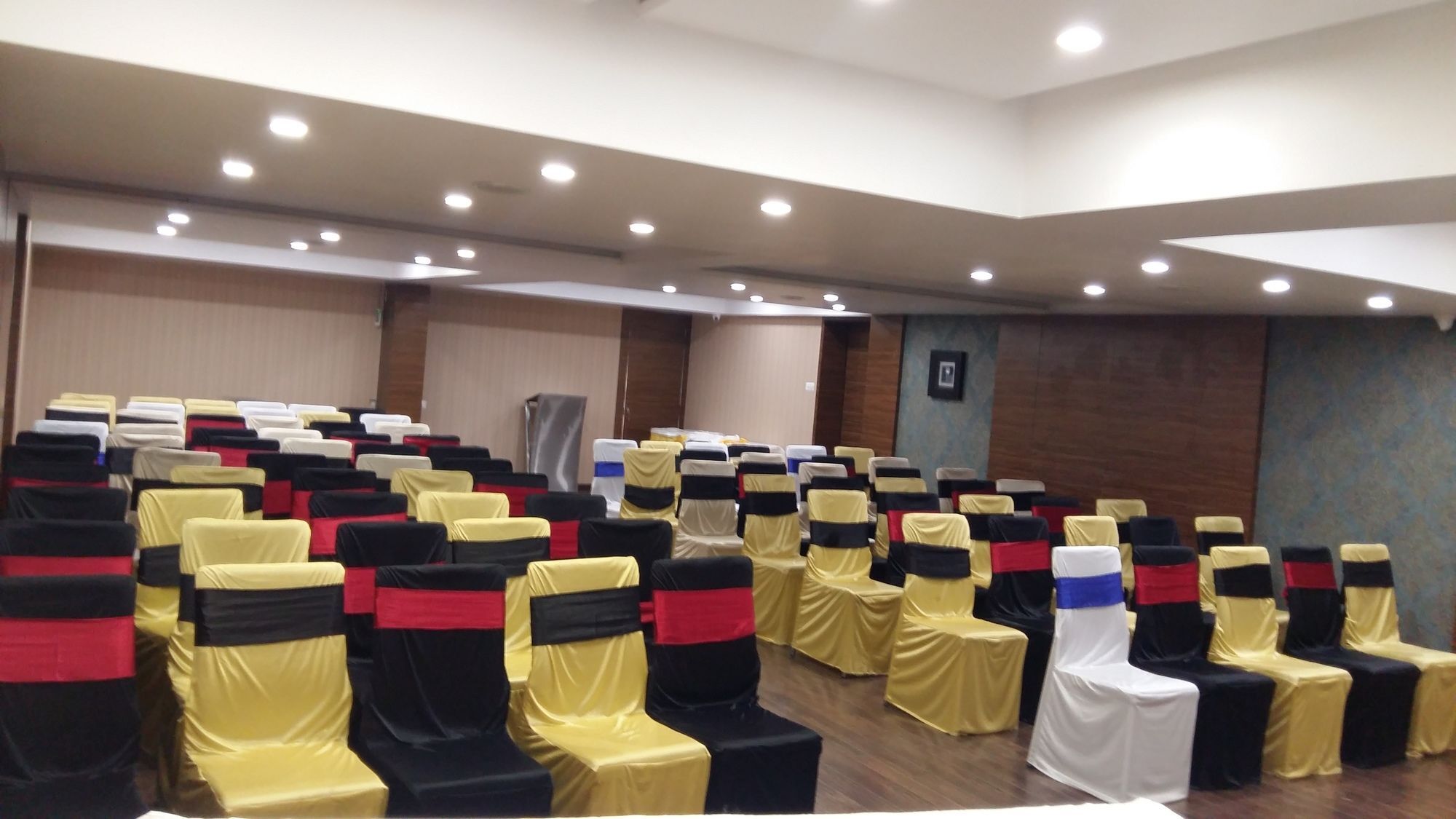 Pride Biznotel Vadodara Exterior photo