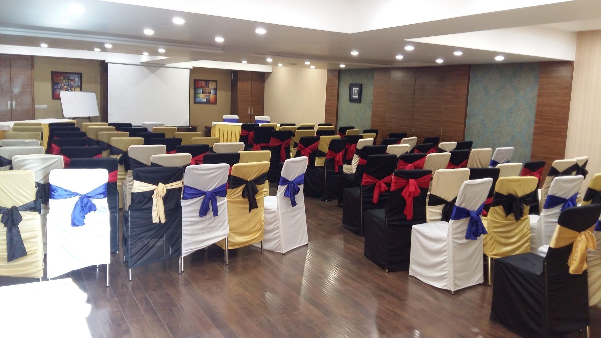 Pride Biznotel Vadodara Exterior photo