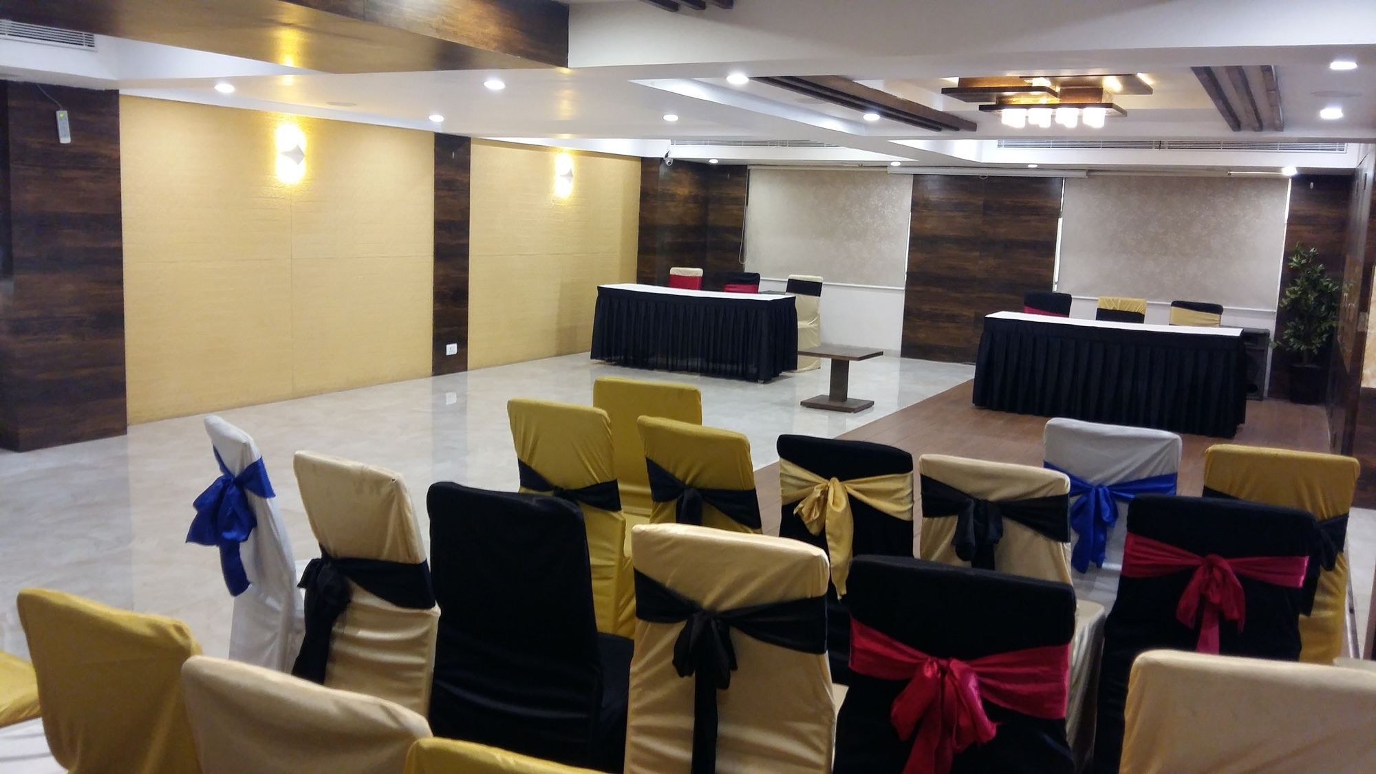 Pride Biznotel Vadodara Exterior photo